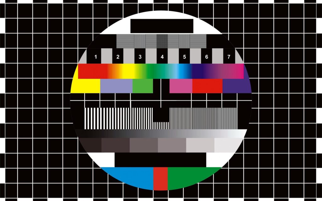 La TV como la conocemos se derrumba: Chilenos consumen menos horas de televisión en 2018