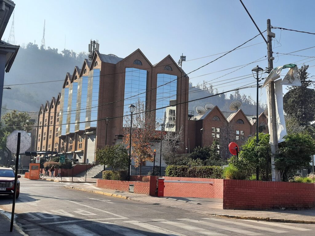 Canal 13 extiende su programación de trasnoche con programas del recuerdo y culturales