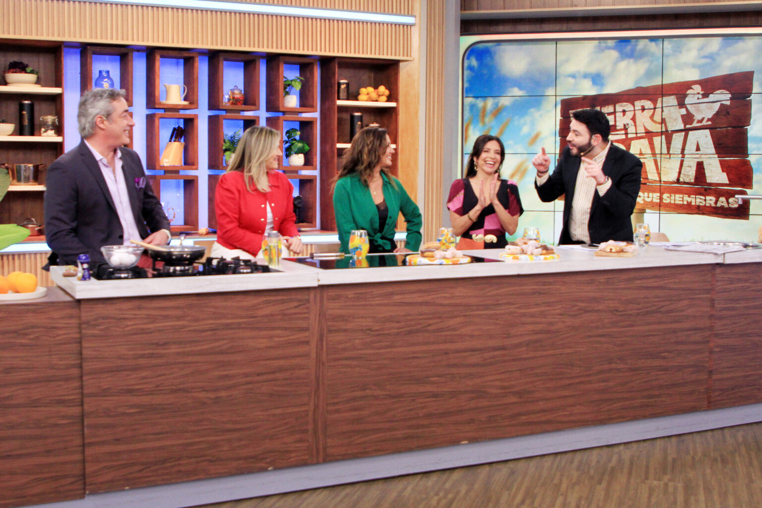 Los dos primeros proyectos de Karla Constant en Canal 13: “Tierra Brava” y “Hola y Adios”