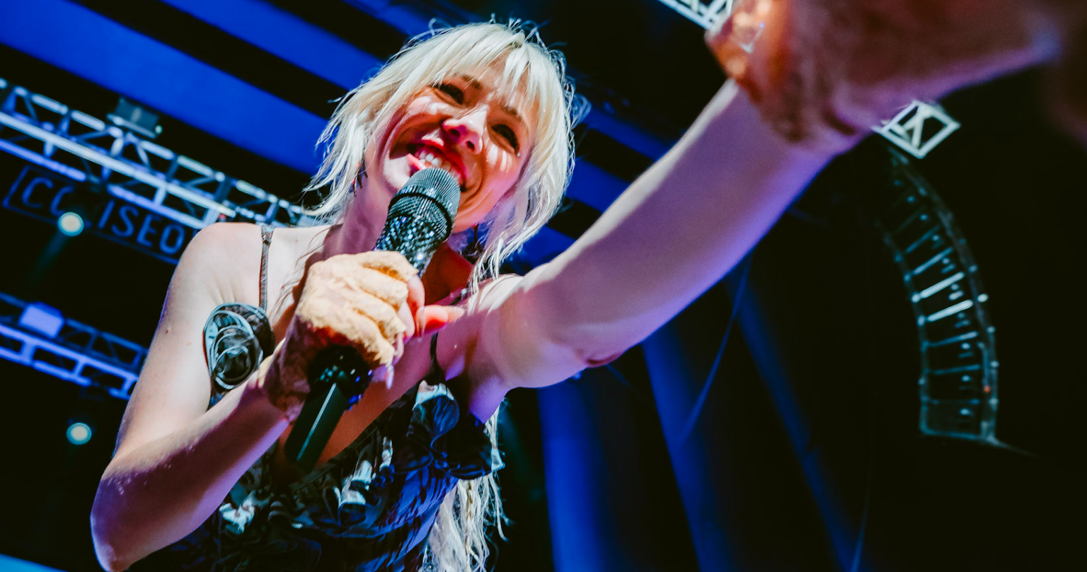 El Teatro Coliseo se rinde a los pies de Carly Rae Jepsen en su esperado debut en Chile