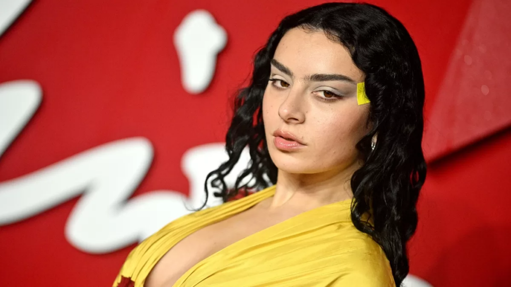 Charli XCX estrena “Club classics” y “B2b”, nuevos adelantos de su próximo álbum “BRAT”