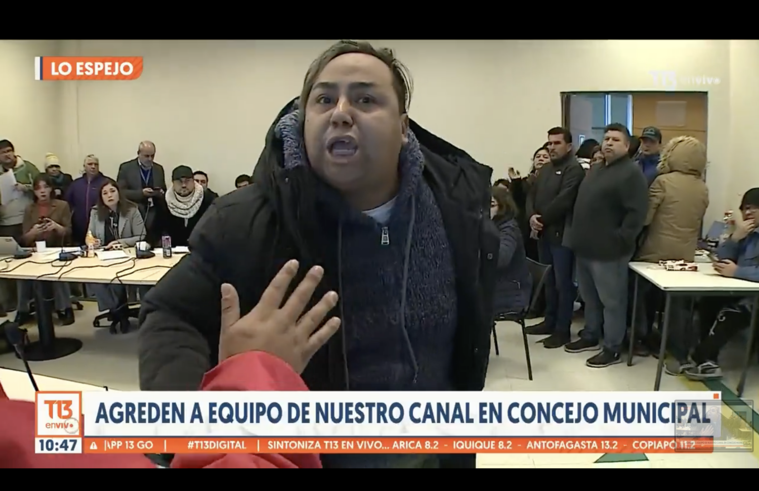Equipo de Canal 13 es agredido en Concejo Municipal de Lo Espejo