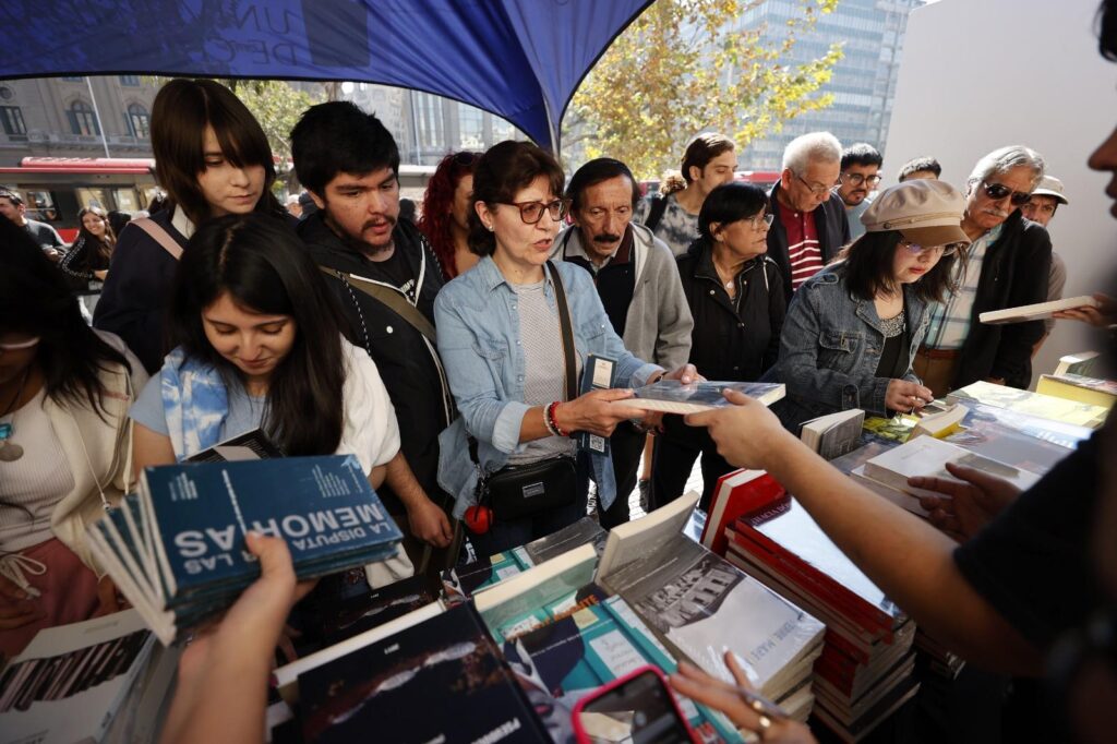 “Libros Libres”: Universidad de Chile hará entrega gratuita de “Veinte poemas de amor y una canción desesperada” Libros Libres