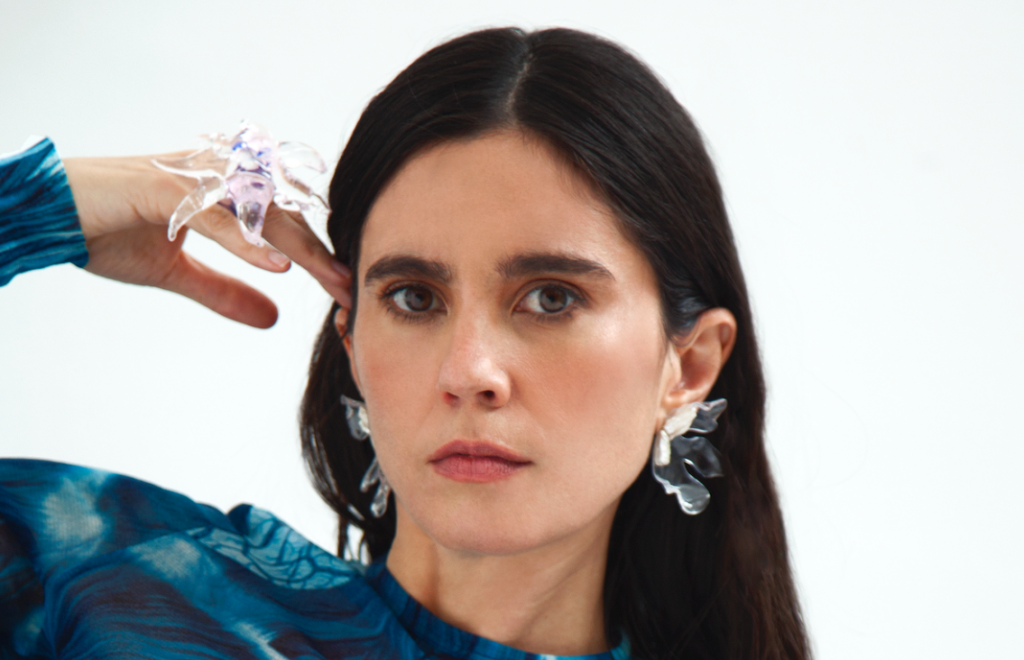 Javiera Mena se transforma con Inmersión, su disco más vulnerable y profundo Javiera Mena