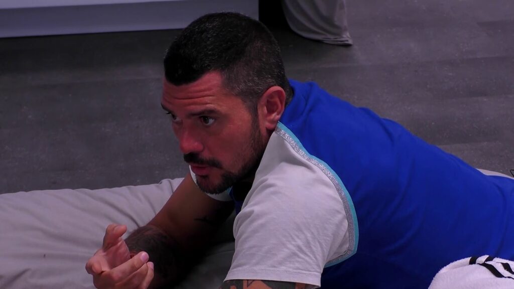 Juan Pedro Mundos Opuestos