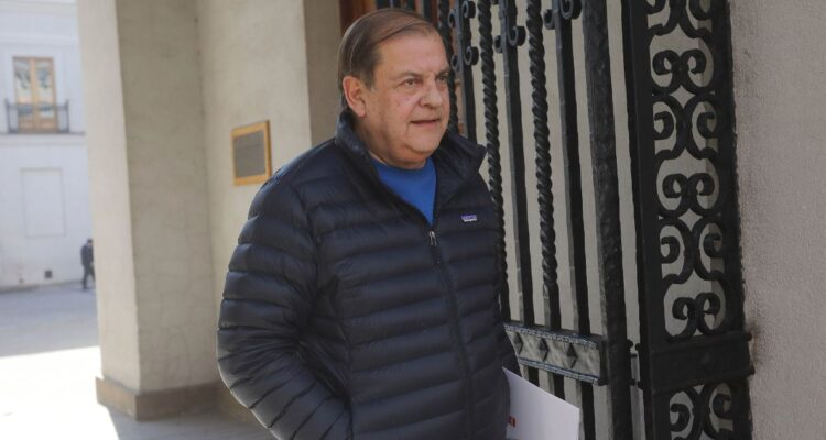 Francisco Vidal renuncia a la presidencia del Directorio de TVN tras cuestionamientos de José Antonio Kast Francisco Vidal