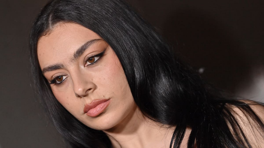 Kylie Jenner irrumpe en el cine con The Moment, la nueva sátira pop de Charli XCX Charli XCX