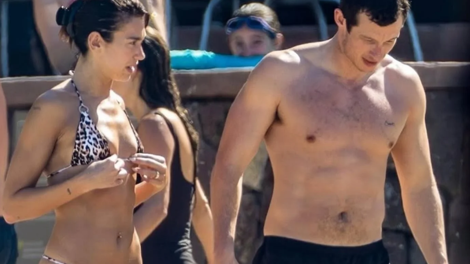 Dua Lipa y Callum Turner se dejan ver muy enamorados en la playa de México