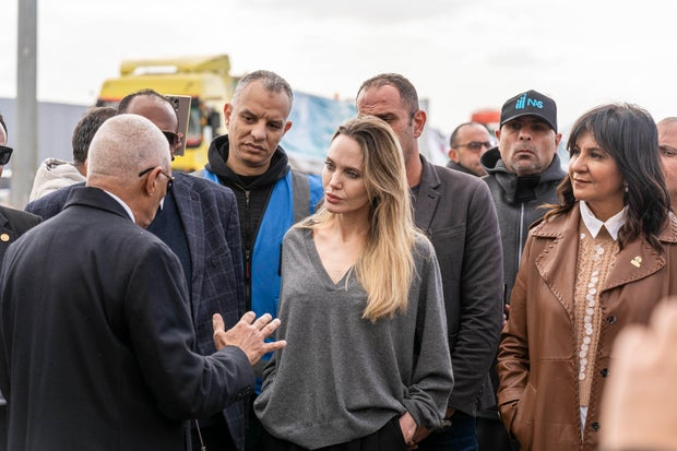 Angelina Jolie visita el cruce de Rafah y se reúne con voluntarios y refugiados palestinos