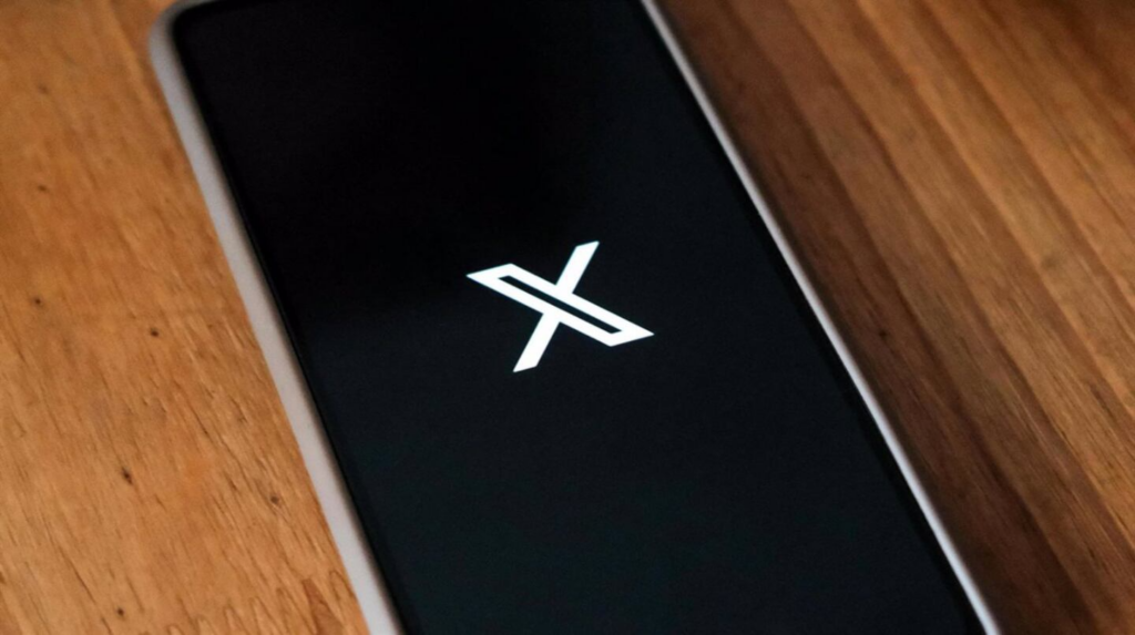 X prohíbe generar imágenes en bikini con Grok tras ola de críticas por deepfakes X