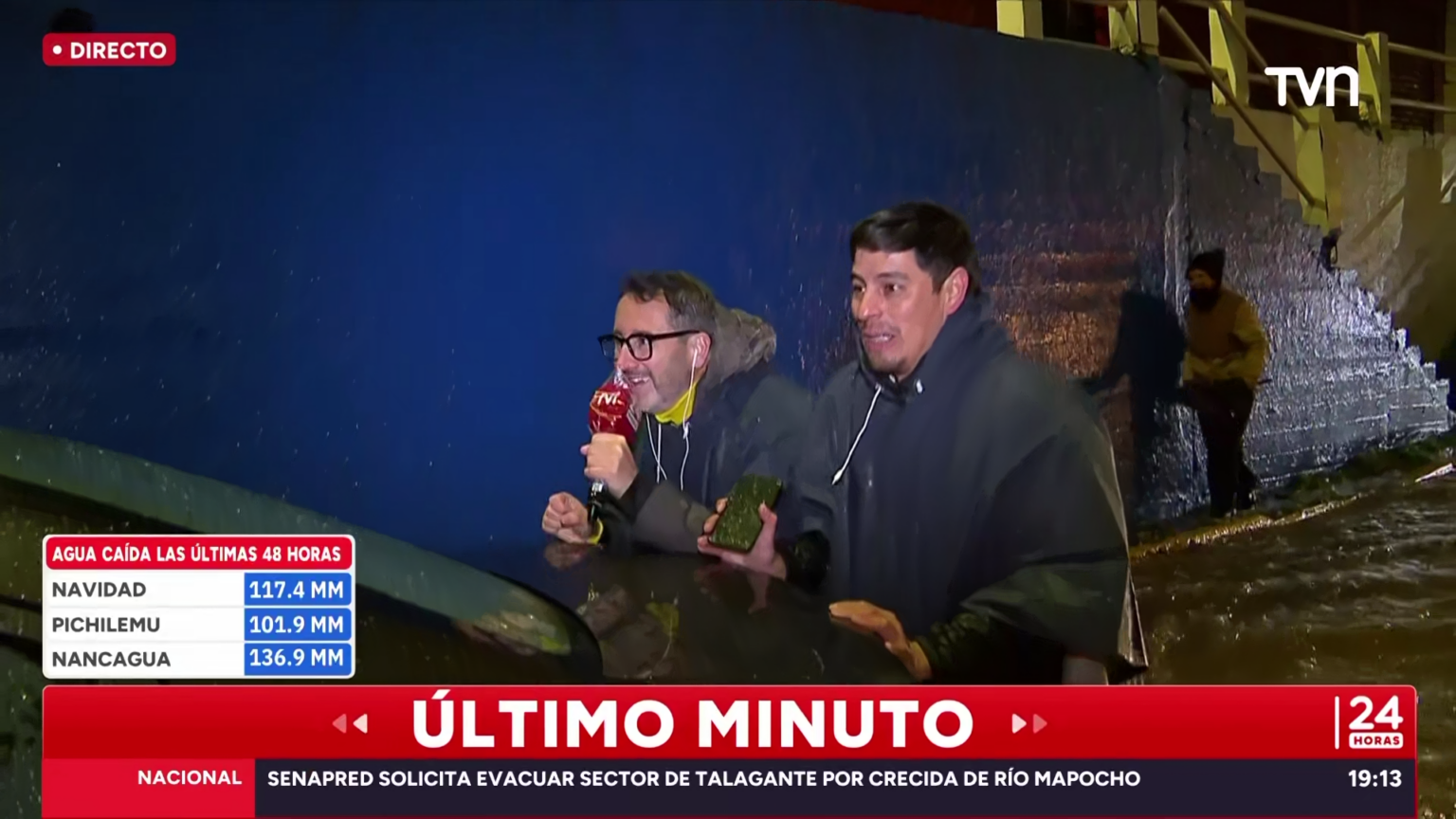 Eduardo Fuentes sorprende al ayudar a vecinos durante el temporal en medio de cobertura de TVN Eduardo Fuentes temporal