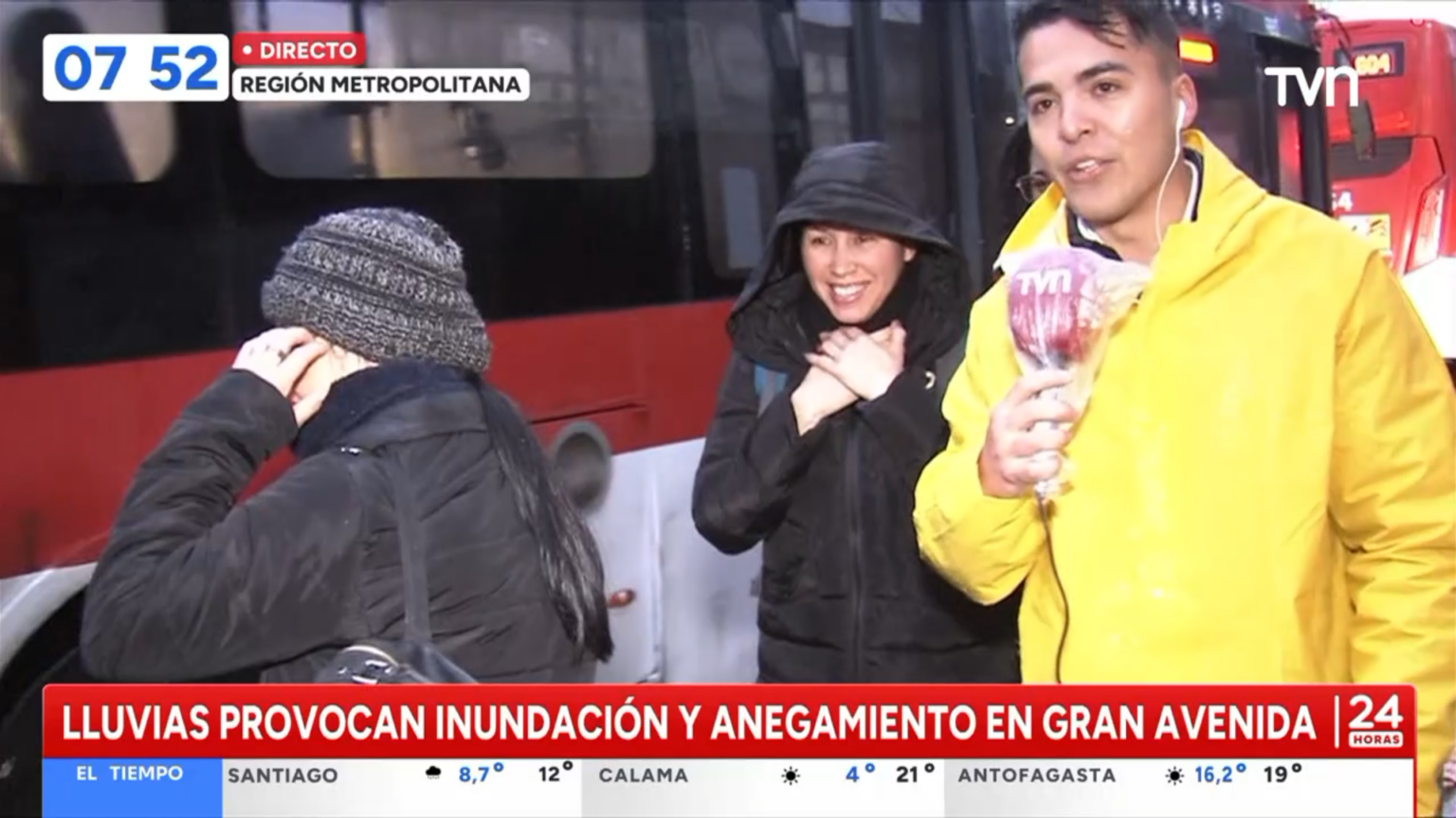 Cristóbal Vera de TVN cargó a mujer para cruzar calle inundada Cristóbal Vera TVN