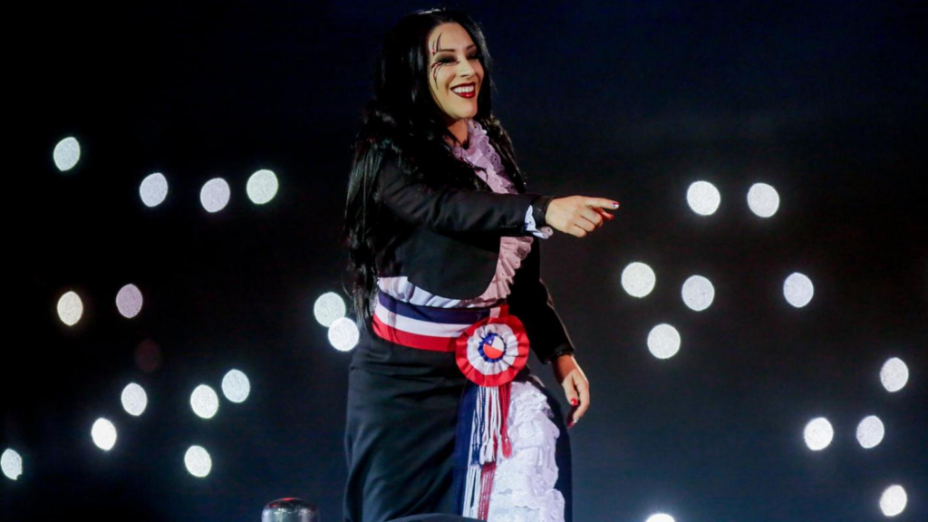 Stephanie Vaquer hace historia en Santiago y reconquista el título mundial de la WWE Stephanie Vaquer